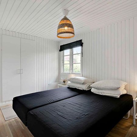 Nyistandsat Sommerhus Med Kaerlighed Og Sjael Kyndelose Exteriér fotografie