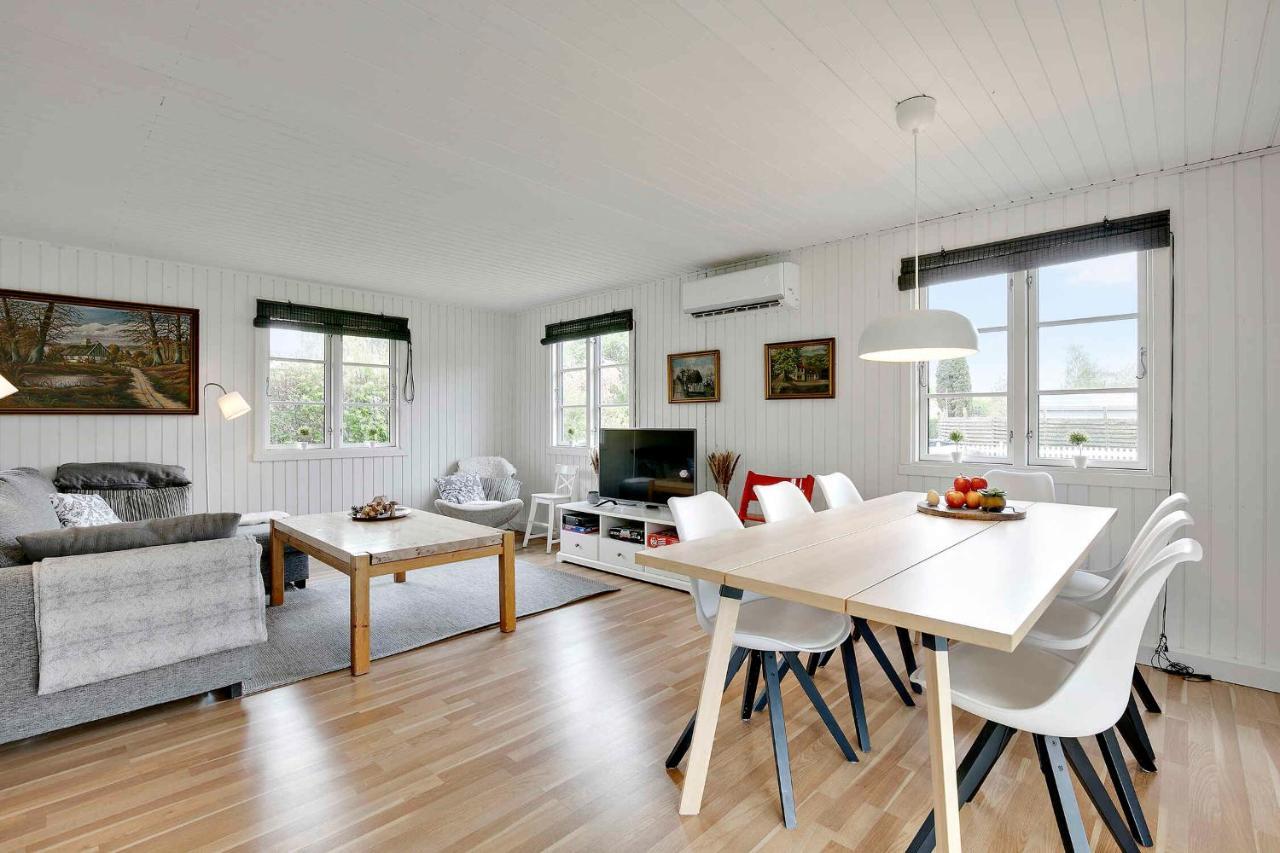 Nyistandsat Sommerhus Med Kaerlighed Og Sjael Kyndelose Exteriér fotografie