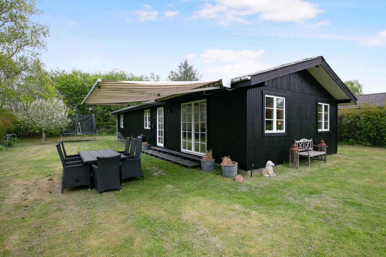 Nyistandsat Sommerhus Med Kaerlighed Og Sjael Kyndelose Exteriér fotografie