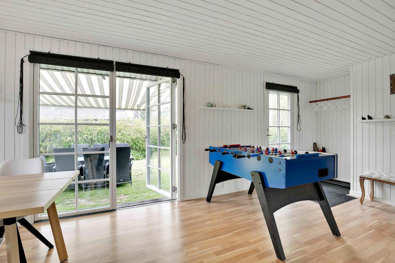 Nyistandsat Sommerhus Med Kaerlighed Og Sjael Kyndelose Exteriér fotografie
