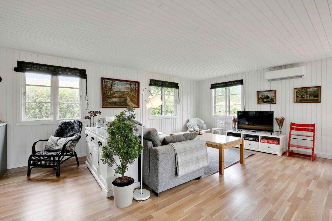 Nyistandsat Sommerhus Med Kaerlighed Og Sjael Kyndelose Exteriér fotografie