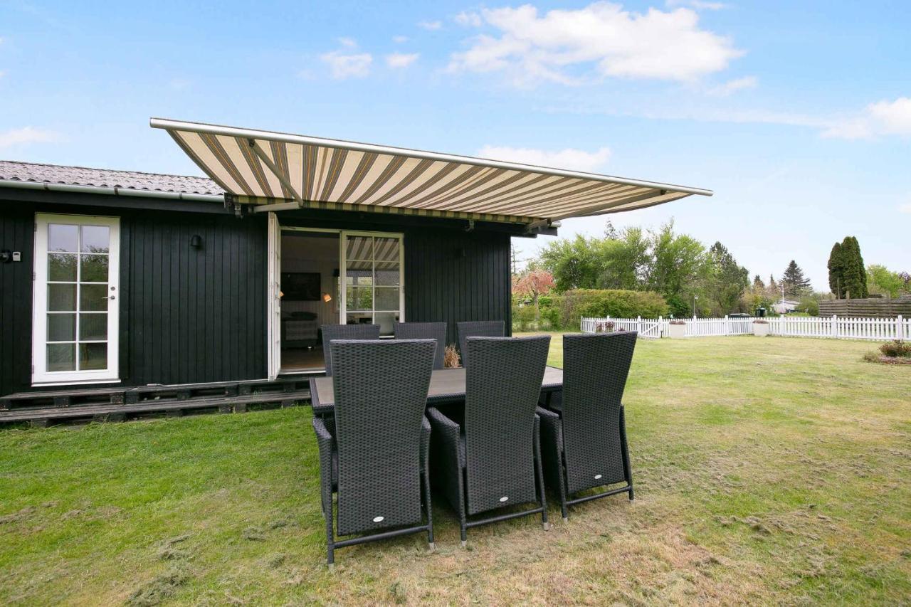 Nyistandsat Sommerhus Med Kaerlighed Og Sjael Kyndelose Exteriér fotografie